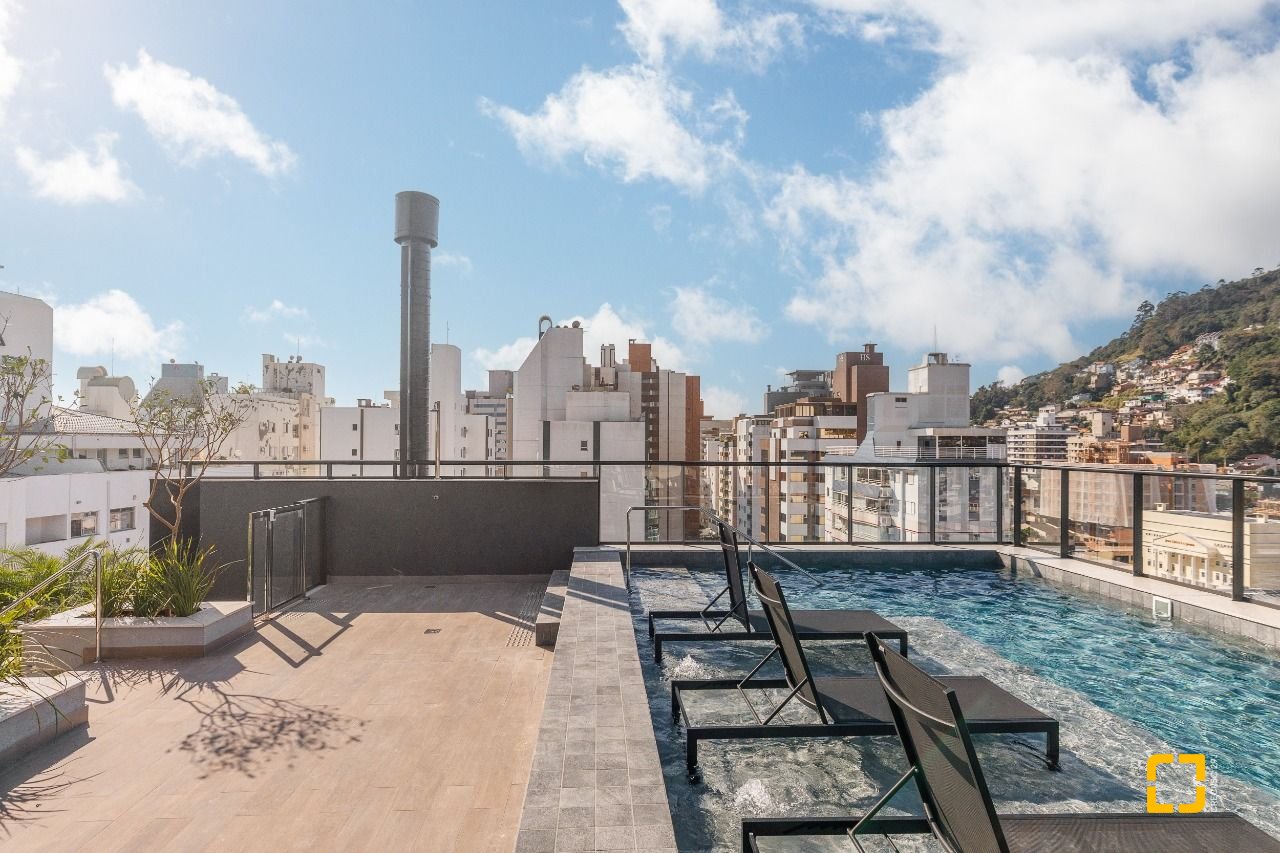 Apartamento com 117m², 4 quartos (sendo 1 suíte), 2 garagens, no bairro Centro em Florianópolis