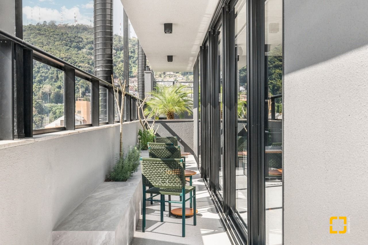 Apartamento com 117m², 4 quartos (sendo 1 suíte), 2 garagens, no bairro Centro em Florianópolis