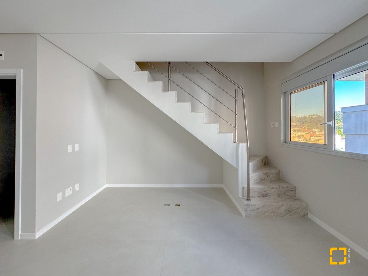 Cobertura com 102m², 4 quartos (sendo 2 suítes), 2 garagens, no bairro Trindade em Florianópolis