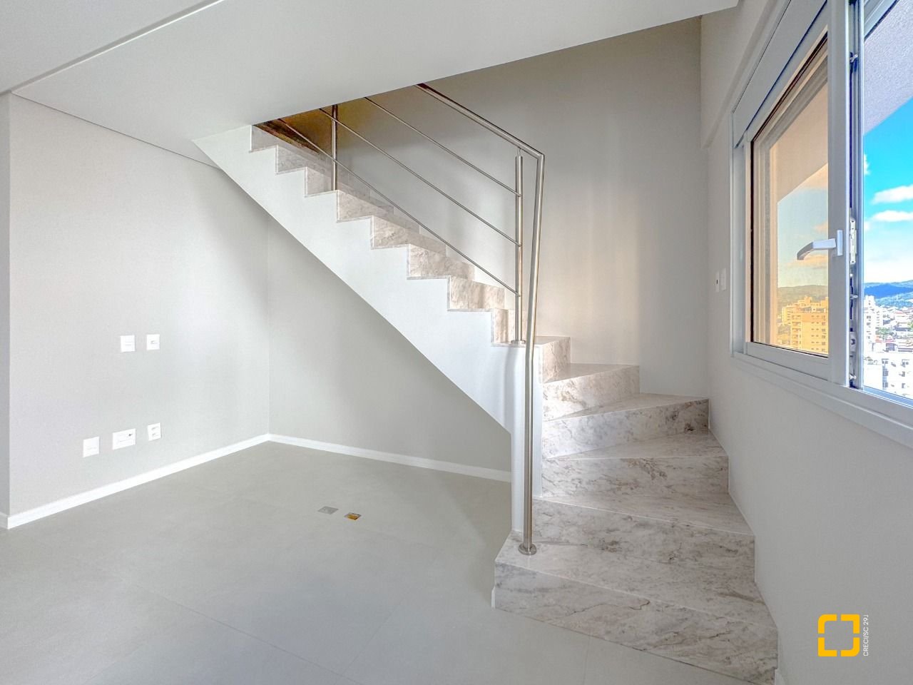 Cobertura com 102m², 4 quartos (sendo 2 suítes), 2 garagens, no bairro Trindade em Florianópolis