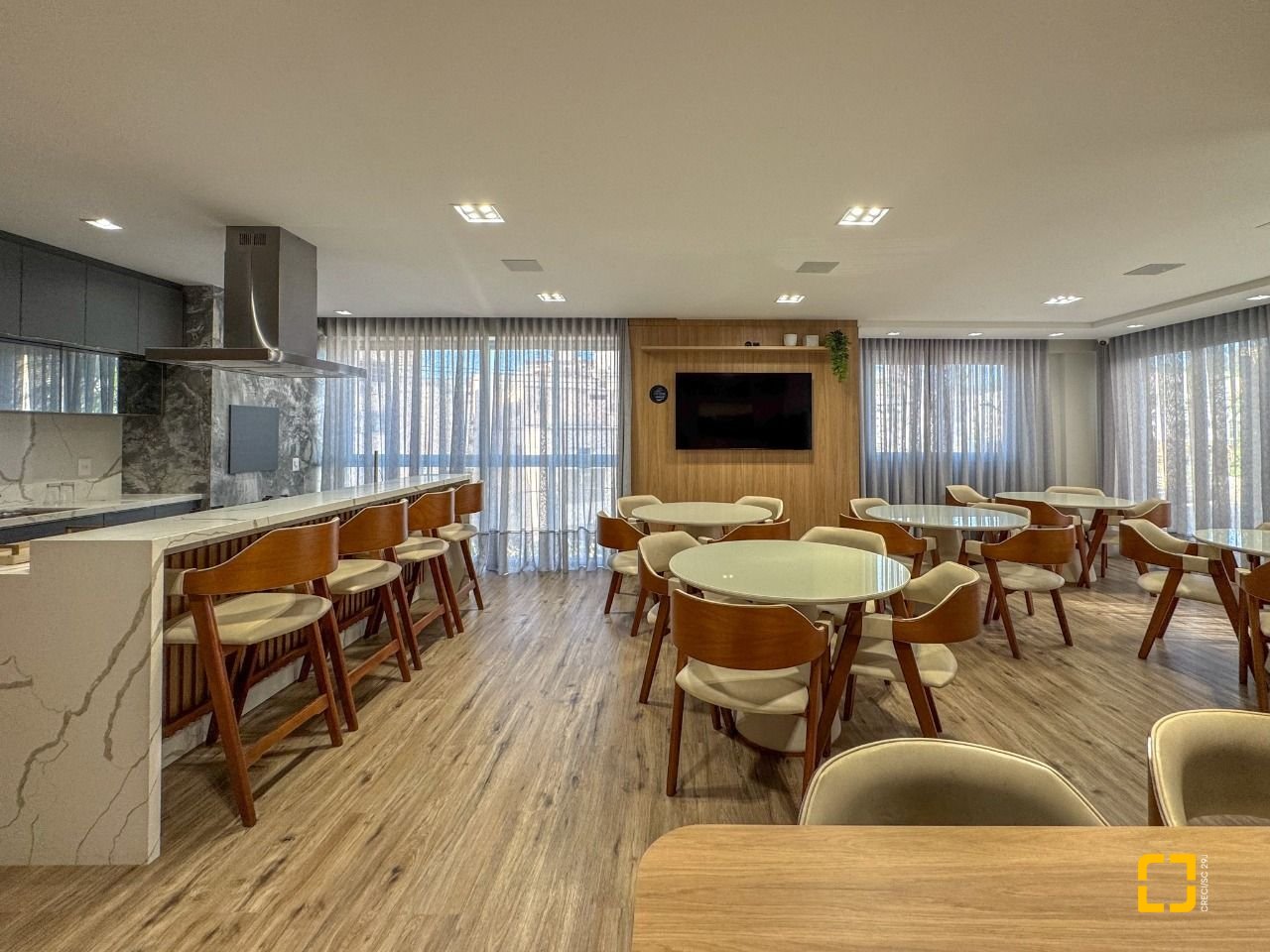 Cobertura com 102m², 4 quartos (sendo 2 suítes), 2 garagens, no bairro Trindade em Florianópolis