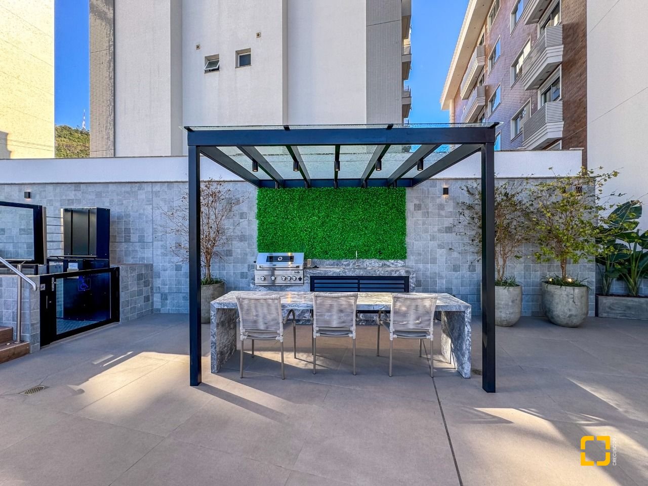 Cobertura com 102m², 4 quartos (sendo 2 suítes), 2 garagens, no bairro Trindade em Florianópolis