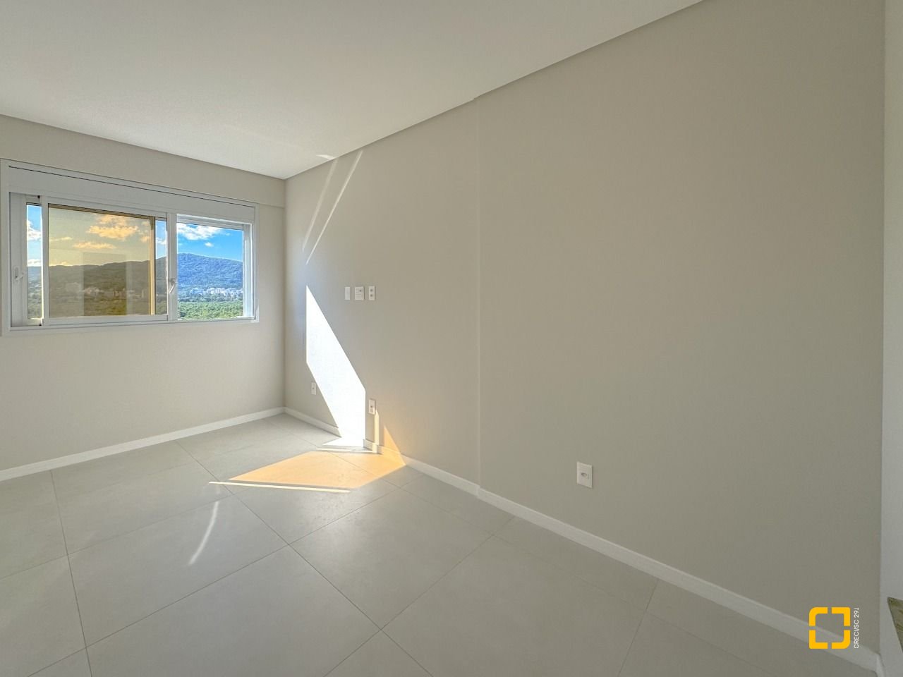 Cobertura com 107m², 5 quartos (sendo 2 suítes), 2 garagens, no bairro Trindade em Florianópolis