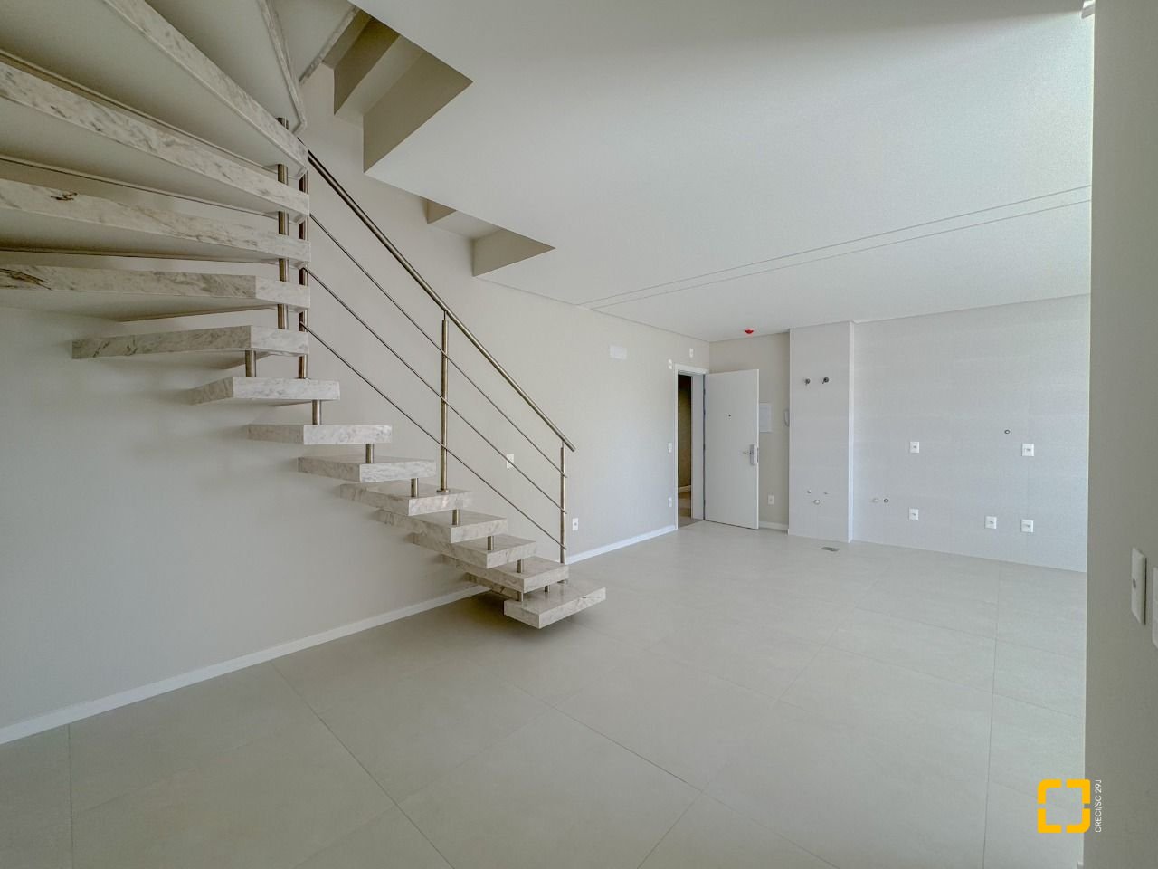 Cobertura com 107m², 5 quartos (sendo 2 suítes), 2 garagens, no bairro Trindade em Florianópolis