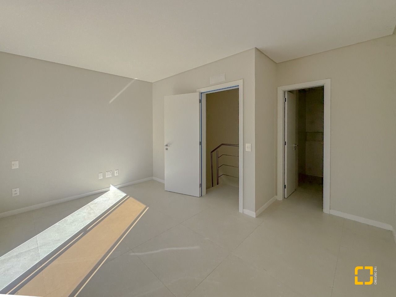 Cobertura com 107m², 5 quartos (sendo 2 suítes), 2 garagens, no bairro Trindade em Florianópolis
