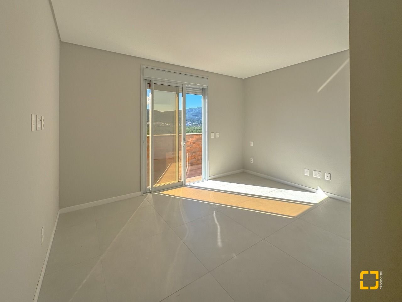 Cobertura com 107m², 5 quartos (sendo 2 suítes), 2 garagens, no bairro Trindade em Florianópolis