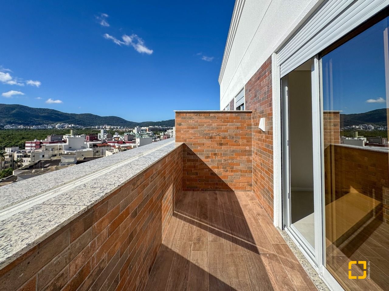 Cobertura com 107m², 5 quartos (sendo 2 suítes), 2 garagens, no bairro Trindade em Florianópolis