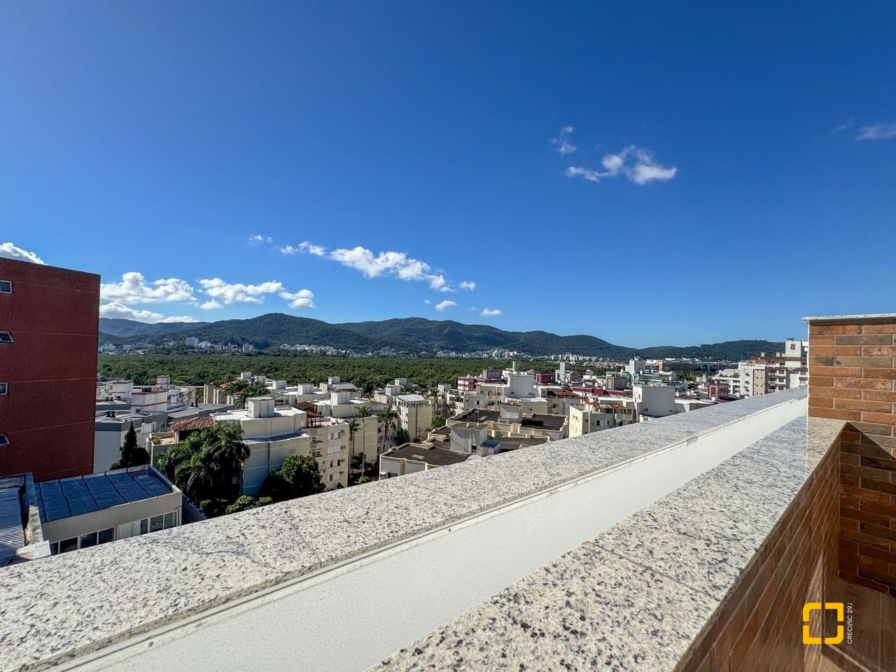 Cobertura com 107m², 5 quartos (sendo 2 suítes), 2 garagens, no bairro Trindade em Florianópolis