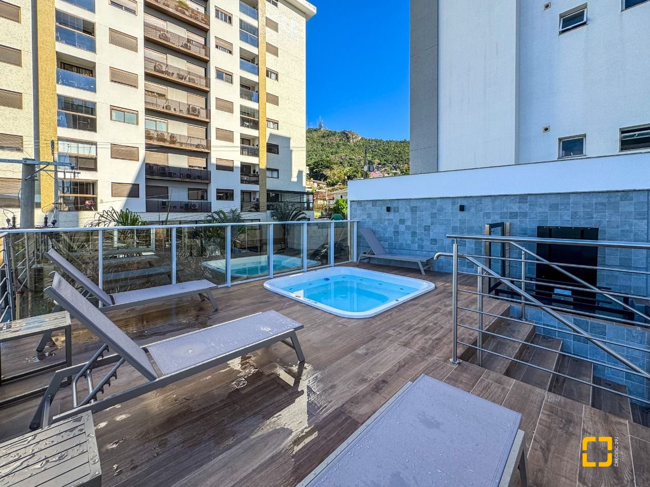 Cobertura com 107m², 5 quartos (sendo 2 suítes), 2 garagens, no bairro Trindade em Florianópolis