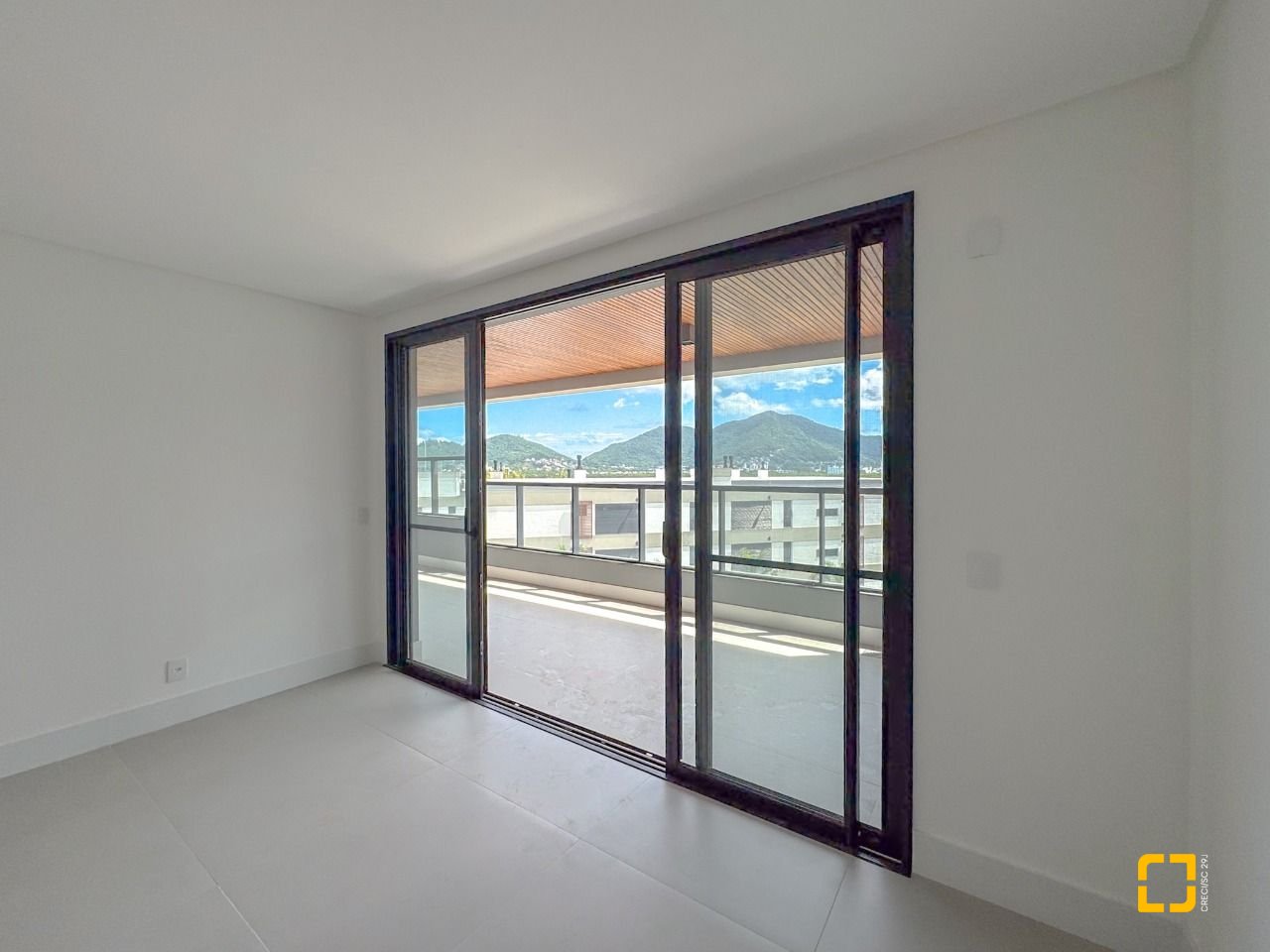 Apartamento com 166m², 6 quartos (sendo 3 suítes), 3 garagens, no bairro João Paulo em Florianópolis
