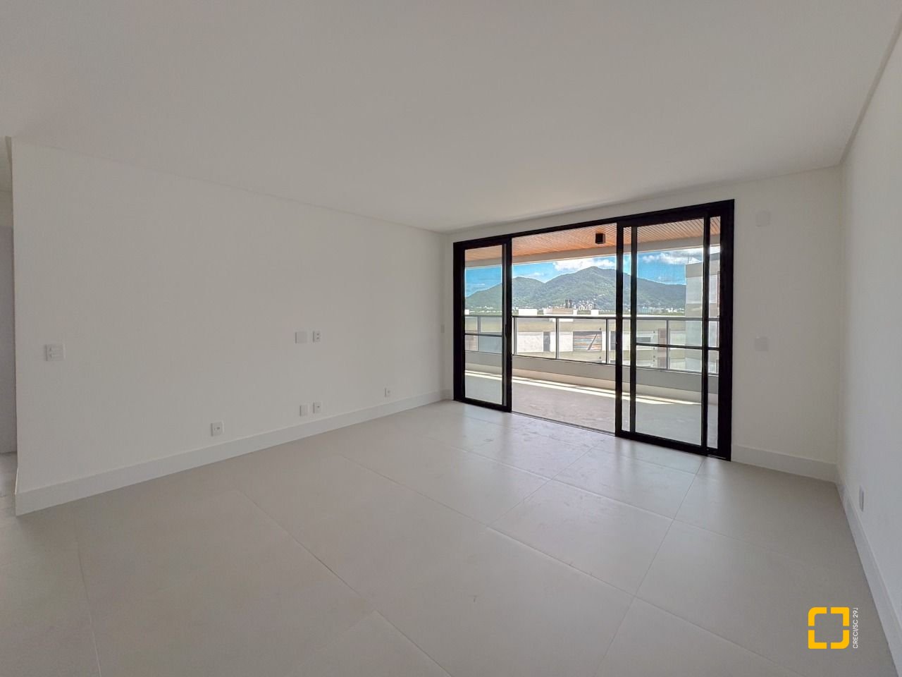 Apartamento com 166m², 6 quartos (sendo 3 suítes), 3 garagens, no bairro João Paulo em Florianópolis