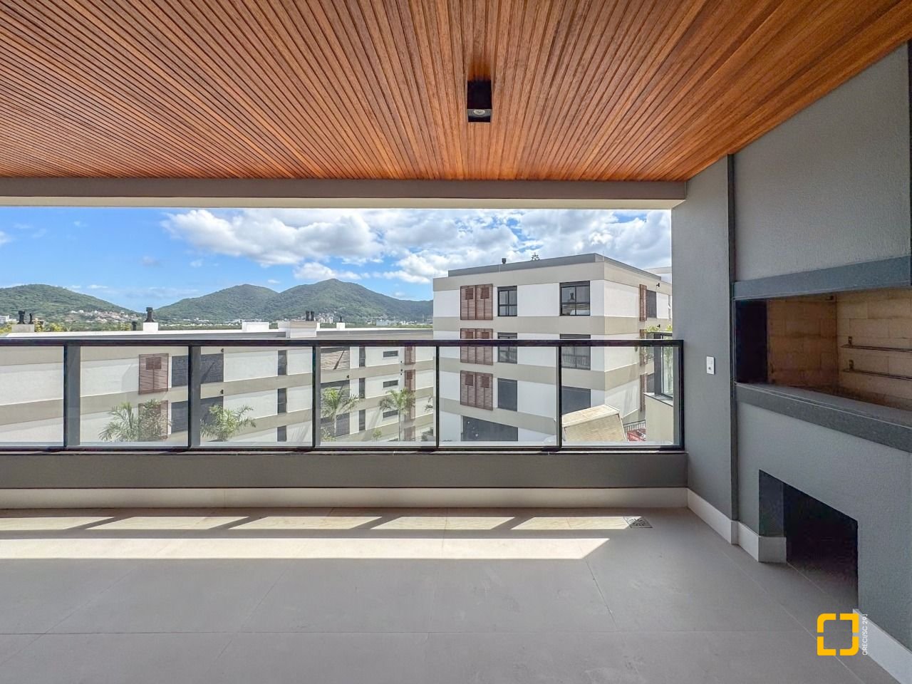 Apartamento com 166m², 6 quartos (sendo 3 suítes), 3 garagens, no bairro João Paulo em Florianópolis