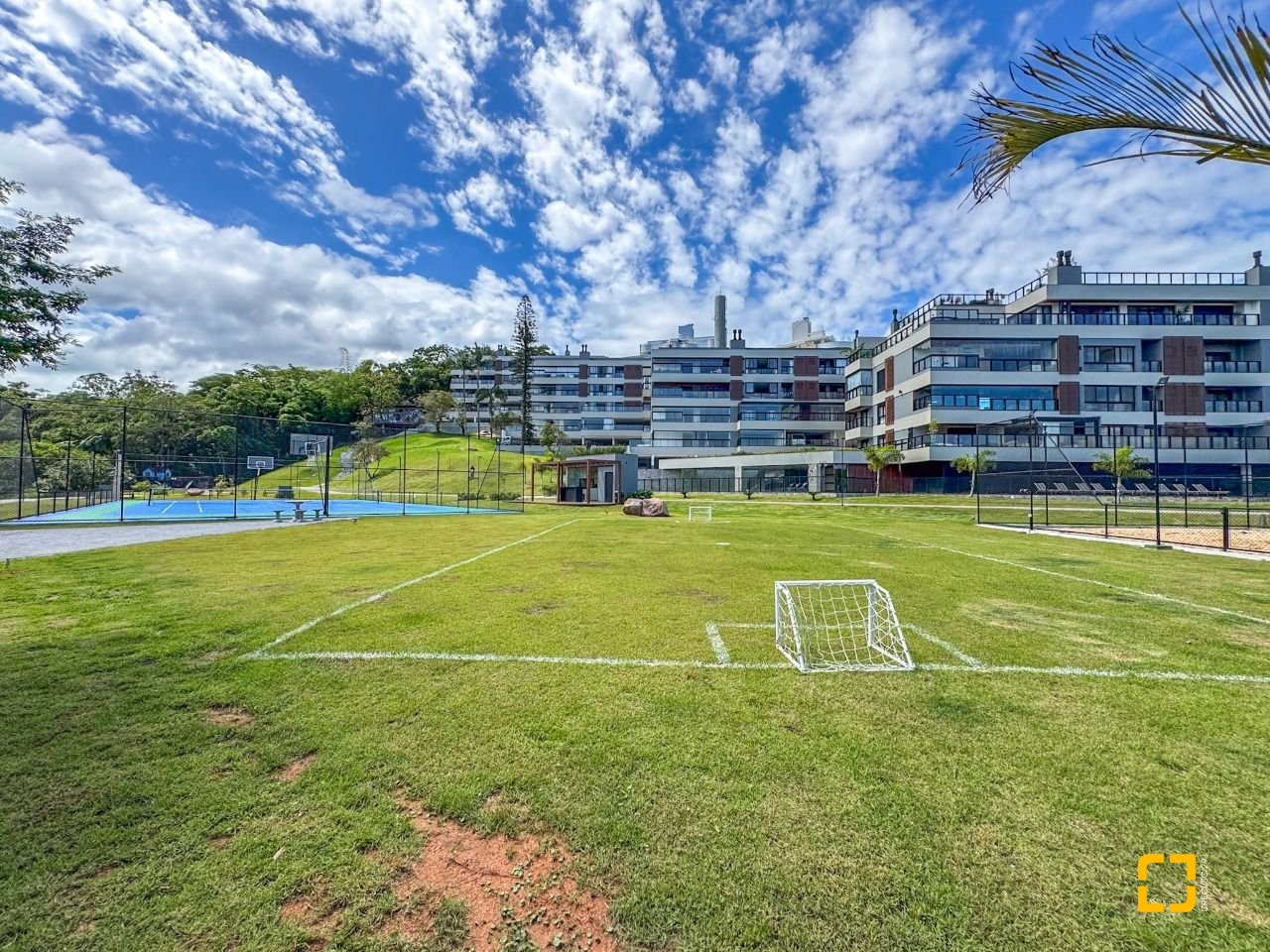 Apartamento com 166m², 6 quartos (sendo 3 suítes), 3 garagens, no bairro João Paulo em Florianópolis