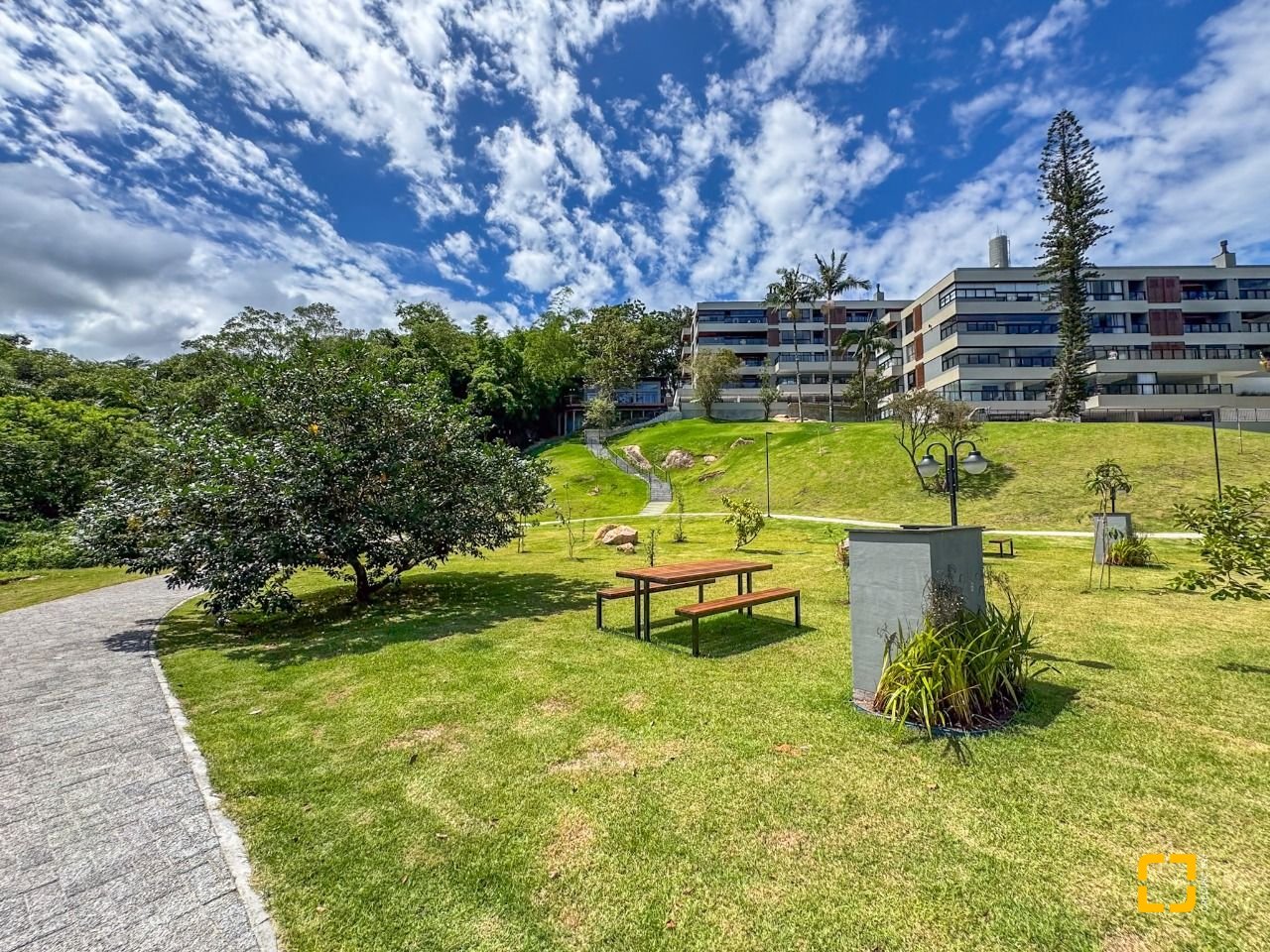 Apartamento com 166m², 6 quartos (sendo 3 suítes), 3 garagens, no bairro João Paulo em Florianópolis