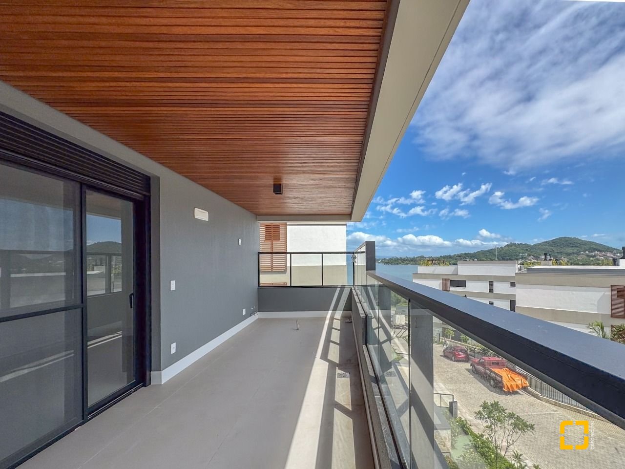 Apartamento com 166m², 6 quartos (sendo 3 suítes), 3 garagens, no bairro João Paulo em Florianópolis