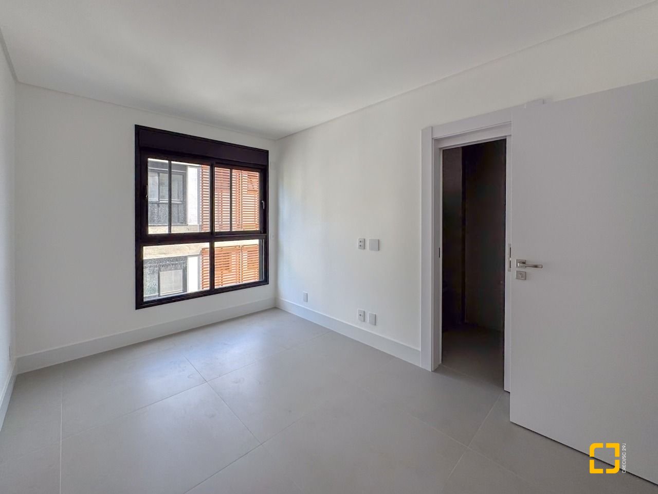 Apartamento com 166m², 6 quartos (sendo 3 suítes), 3 garagens, no bairro João Paulo em Florianópolis