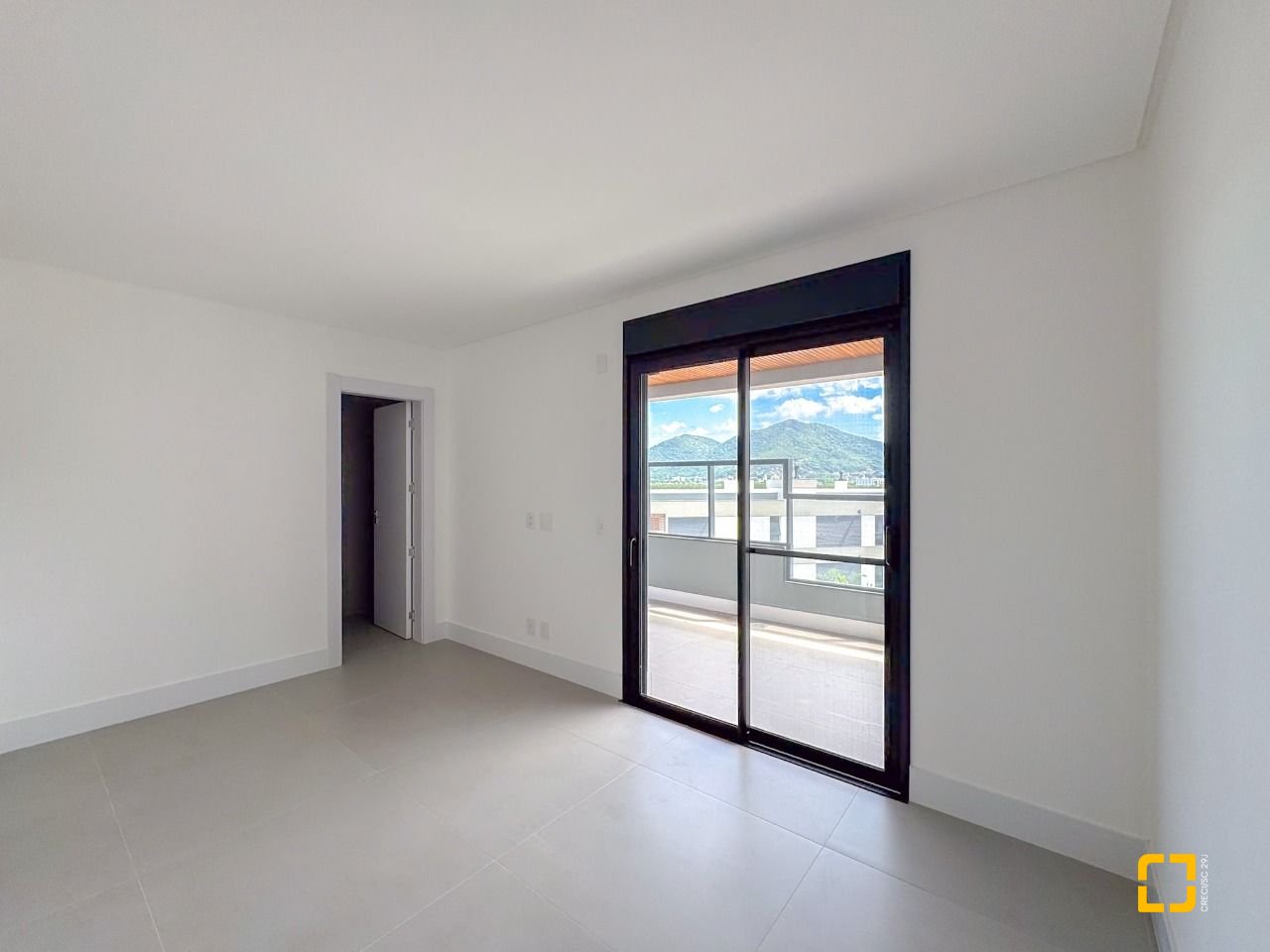 Apartamento com 166m², 6 quartos (sendo 3 suítes), 3 garagens, no bairro João Paulo em Florianópolis