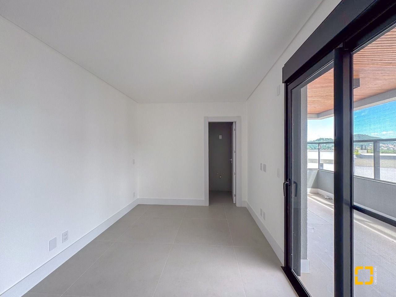 Apartamento com 166m², 6 quartos (sendo 3 suítes), 3 garagens, no bairro João Paulo em Florianópolis