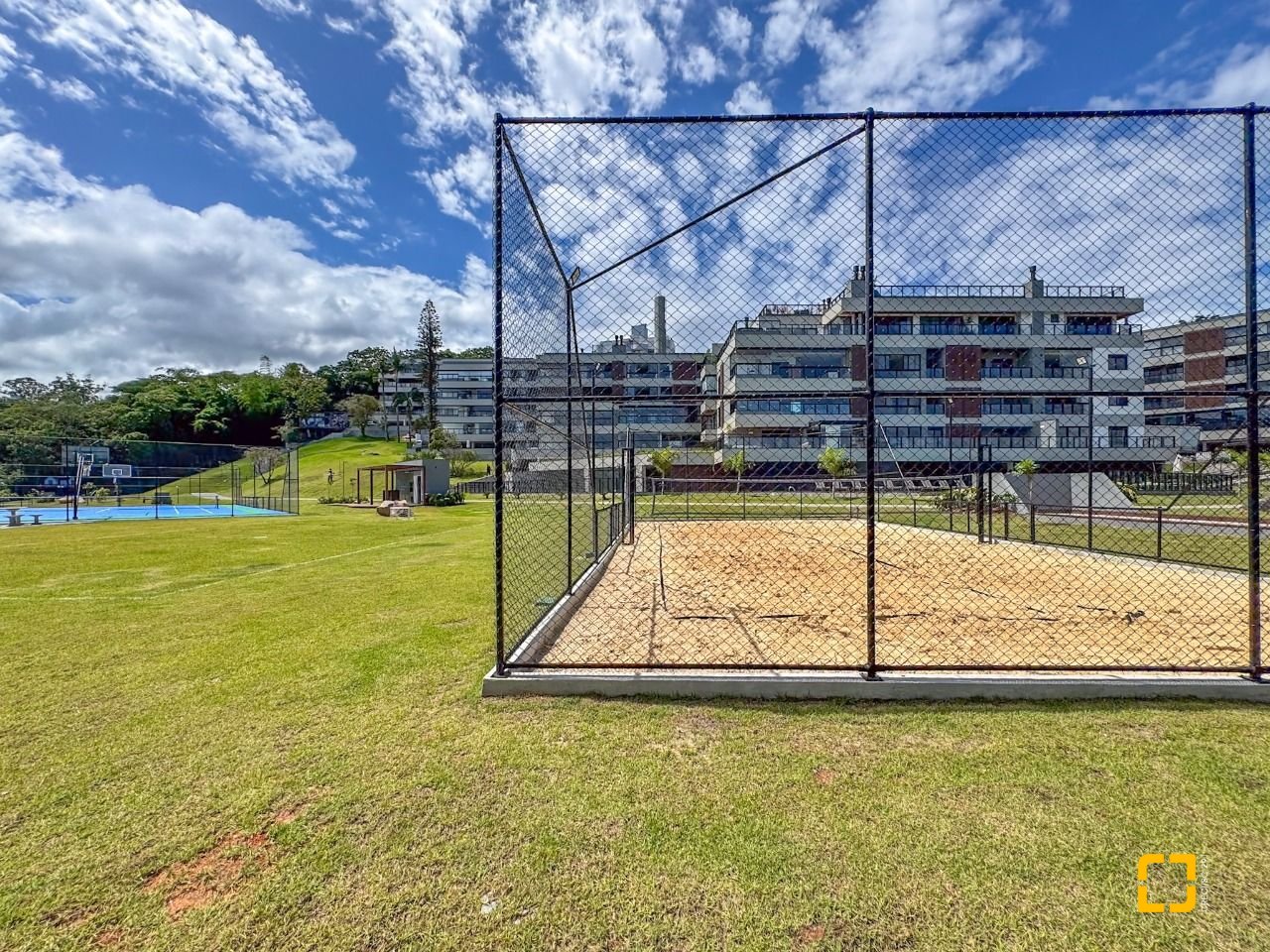 Apartamento com 166m², 6 quartos (sendo 3 suítes), 3 garagens, no bairro João Paulo em Florianópolis