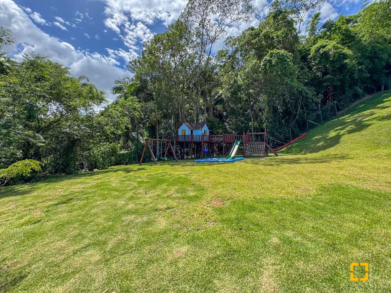Apartamento com 166m², 6 quartos (sendo 3 suítes), 3 garagens, no bairro João Paulo em Florianópolis