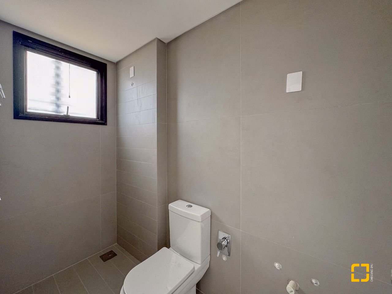 Apartamento com 163m², 6 quartos (sendo 3 suítes), 2 garagens, no bairro João Paulo em Florianópolis