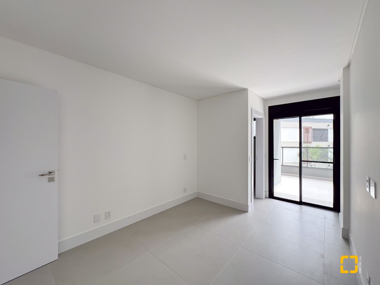 Apartamento com 163m², 6 quartos (sendo 3 suítes), 2 garagens, no bairro João Paulo em Florianópolis