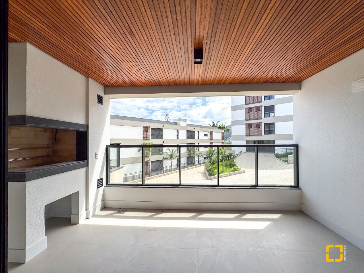 Apartamento com 134m², 6 quartos (sendo 3 suítes), 2 garagens, no bairro João Paulo em Florianópolis
