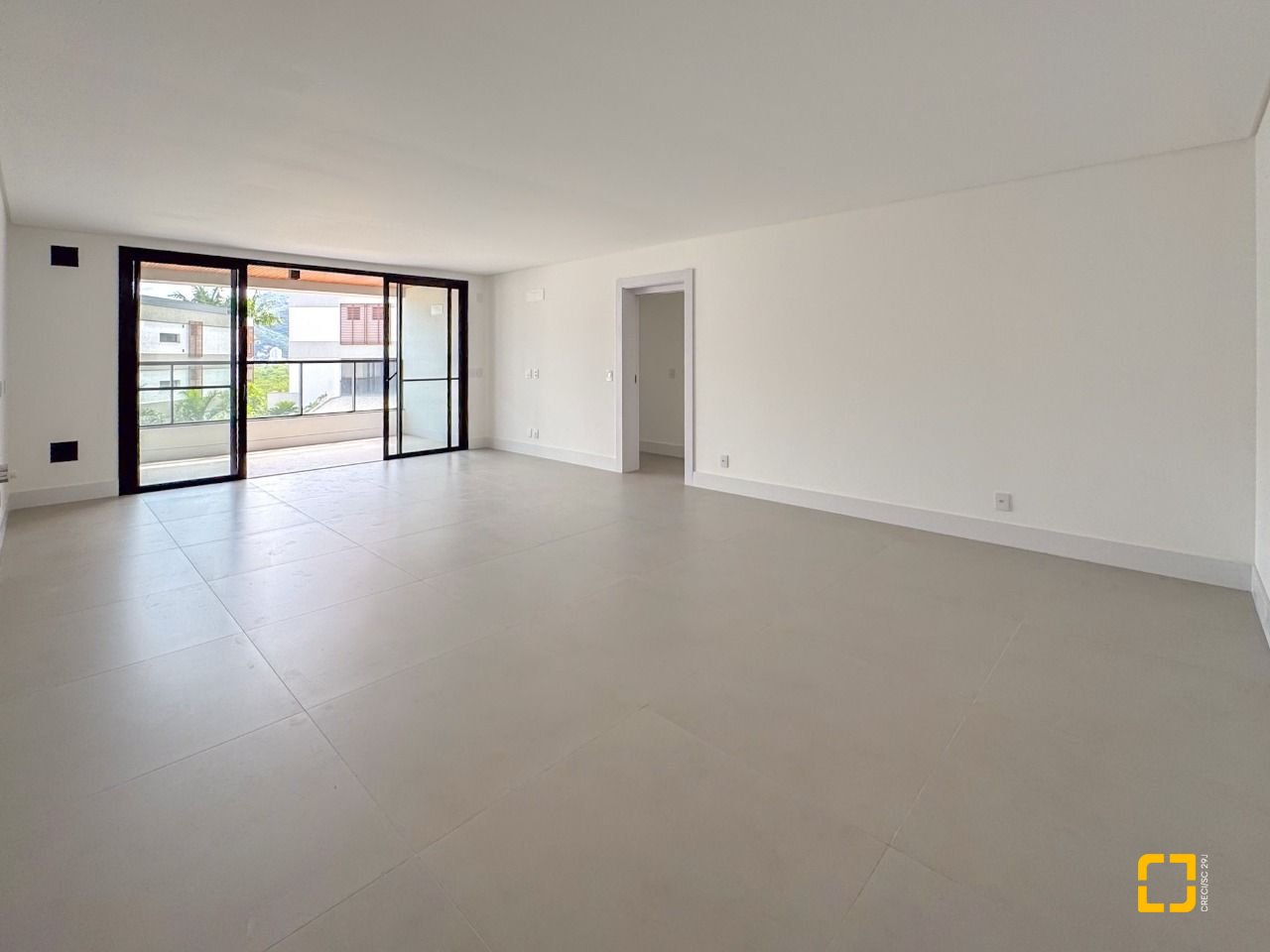 Apartamento com 134m², 6 quartos (sendo 3 suítes), 2 garagens, no bairro João Paulo em Florianópolis