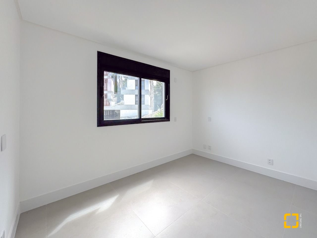 Apartamento com 134m², 6 quartos (sendo 3 suítes), 2 garagens, no bairro João Paulo em Florianópolis