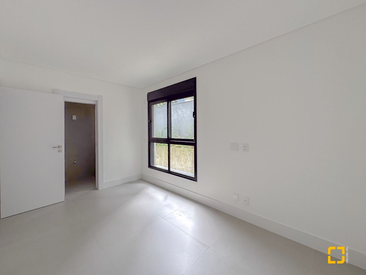 Apartamento com 134m², 6 quartos (sendo 3 suítes), 2 garagens, no bairro João Paulo em Florianópolis