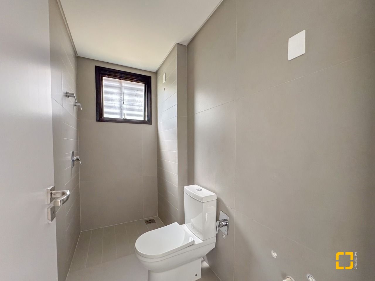 Apartamento com 134m², 6 quartos (sendo 3 suítes), 2 garagens, no bairro João Paulo em Florianópolis