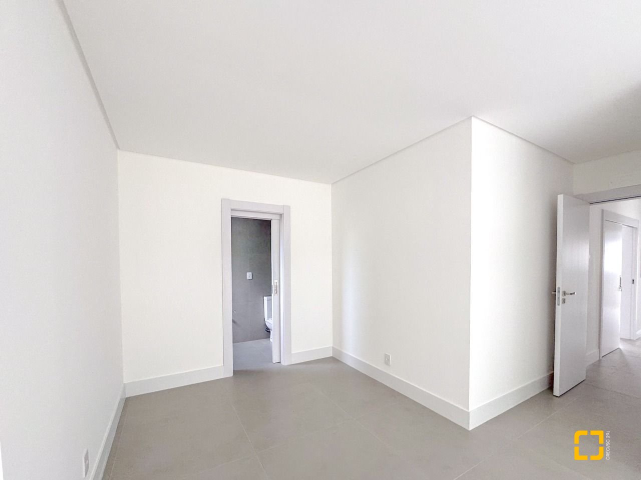 Apartamento com 134m², 6 quartos (sendo 3 suítes), 2 garagens, no bairro João Paulo em Florianópolis