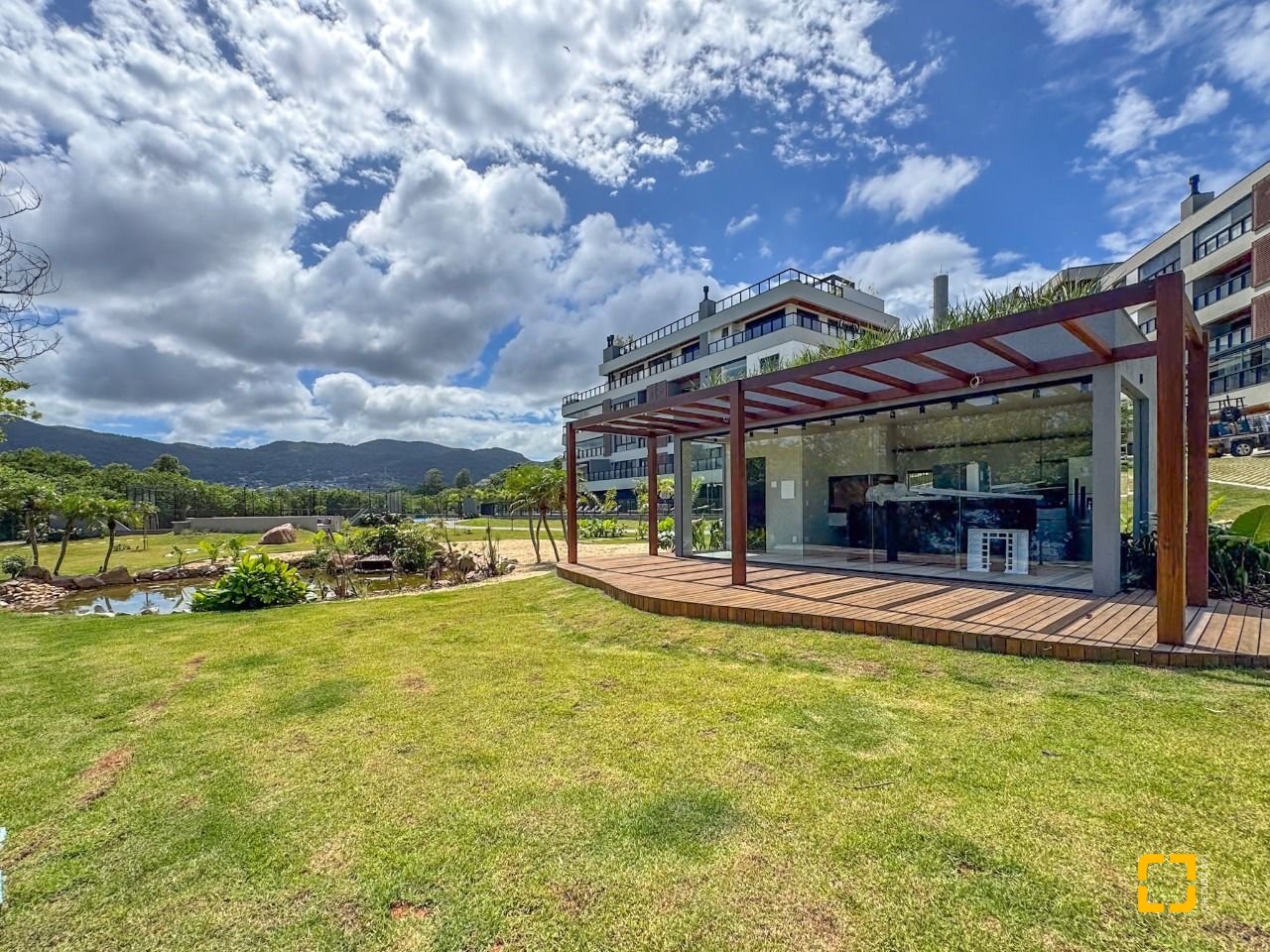 Apartamento com 134m², 6 quartos (sendo 3 suítes), 2 garagens, no bairro João Paulo em Florianópolis