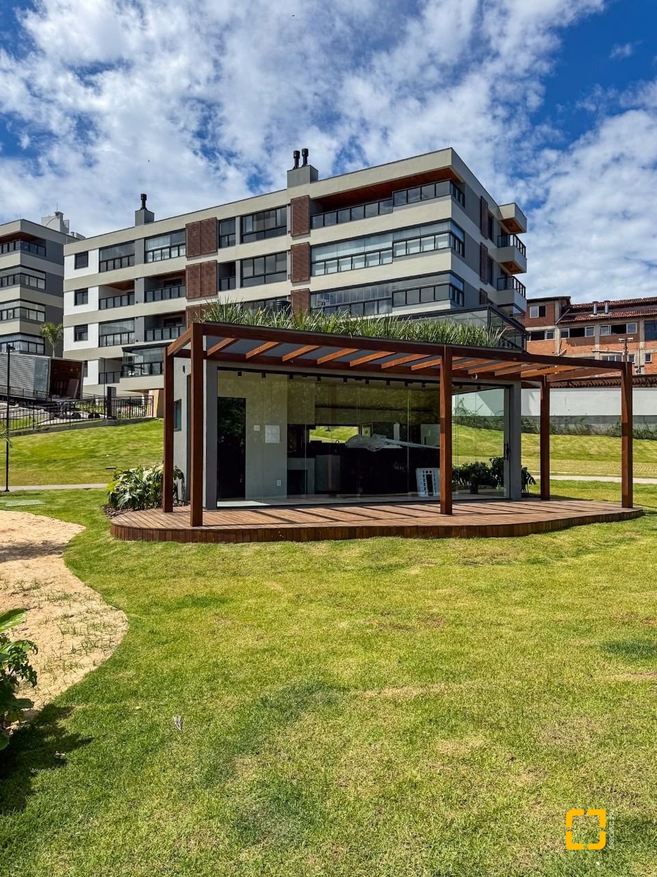 Apartamento com 134m², 6 quartos (sendo 3 suítes), 2 garagens, no bairro João Paulo em Florianópolis