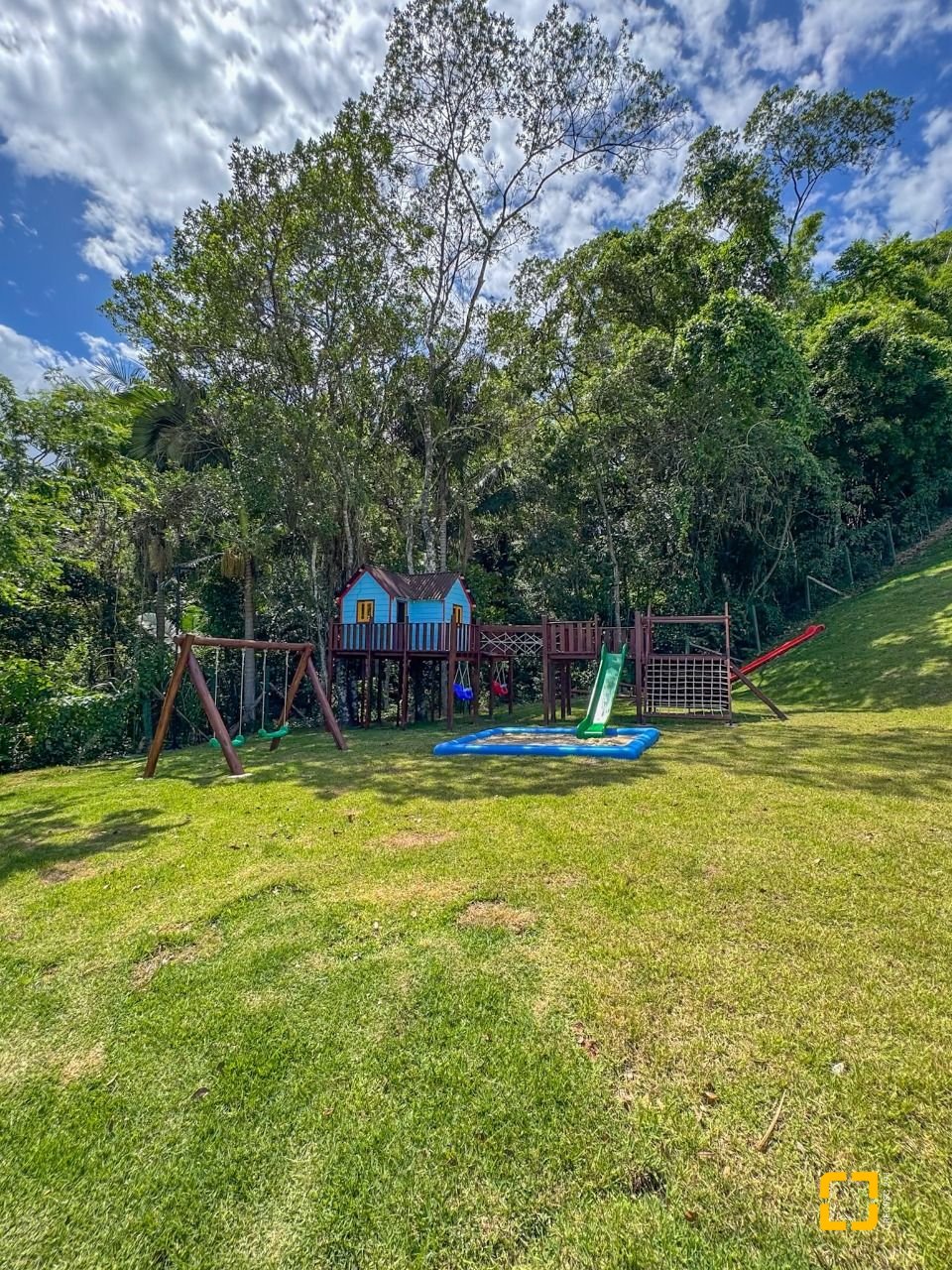 Apartamento com 134m², 6 quartos (sendo 3 suítes), 2 garagens, no bairro João Paulo em Florianópolis