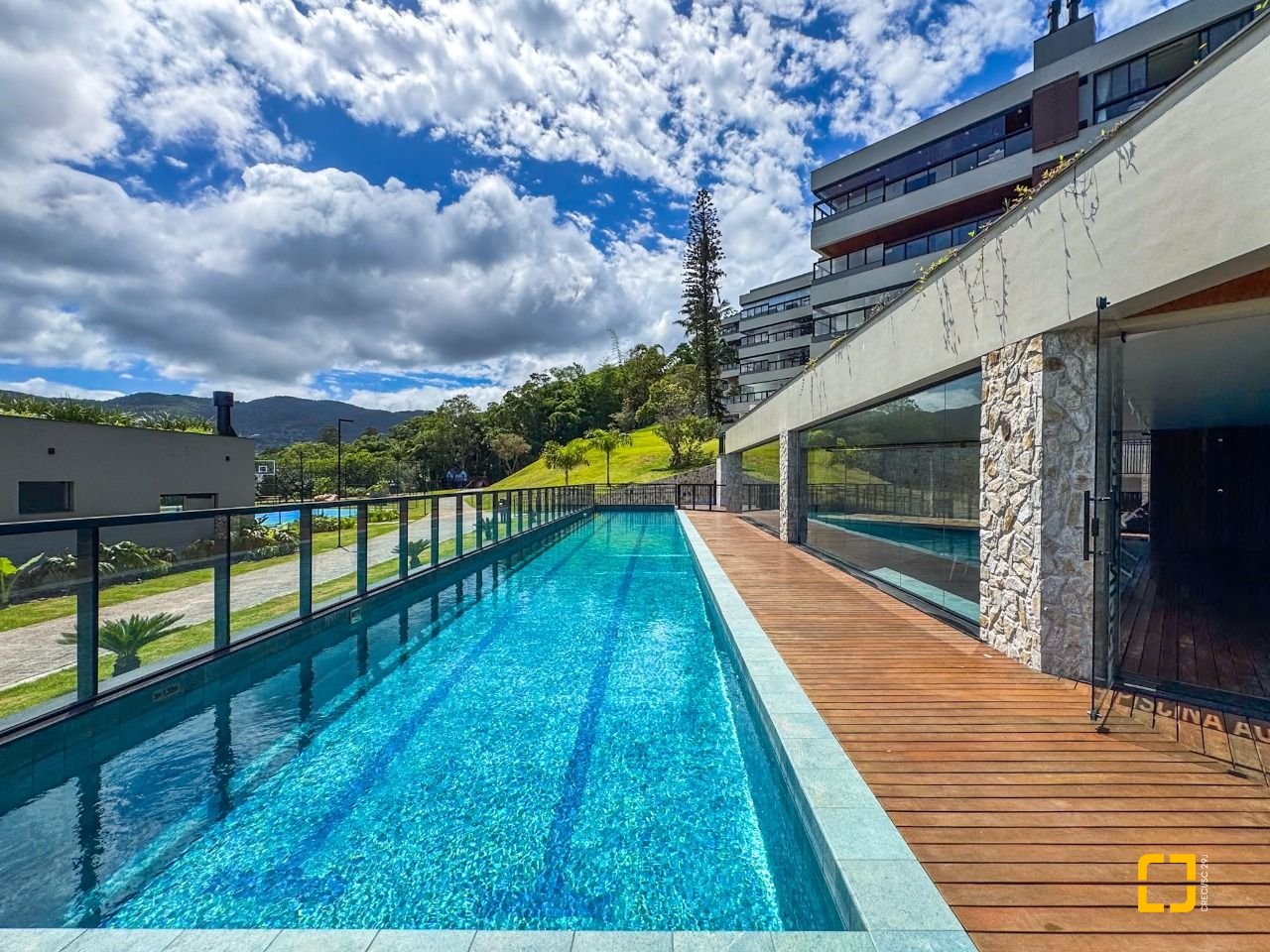 Apartamento com 134m², 6 quartos (sendo 3 suítes), 2 garagens, no bairro João Paulo em Florianópolis
