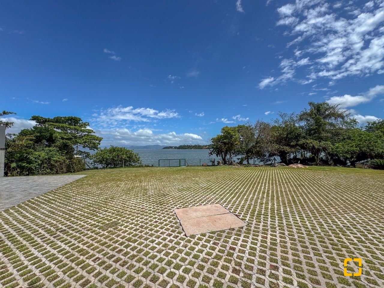 Apartamento com 134m², 6 quartos (sendo 3 suítes), 2 garagens, no bairro João Paulo em Florianópolis