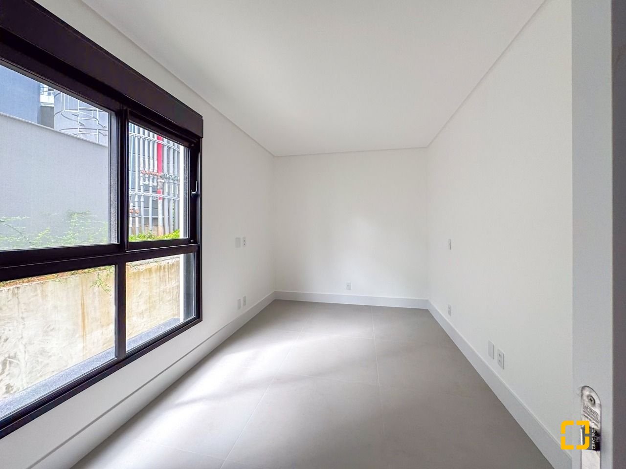 Apartamento com 166m², 6 quartos (sendo 3 suítes), 3 garagens, no bairro João Paulo em Florianópolis