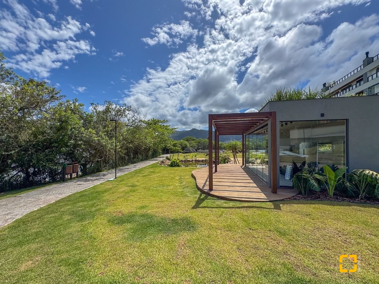 Apartamento com 166m², 6 quartos (sendo 3 suítes), 3 garagens, no bairro João Paulo em Florianópolis