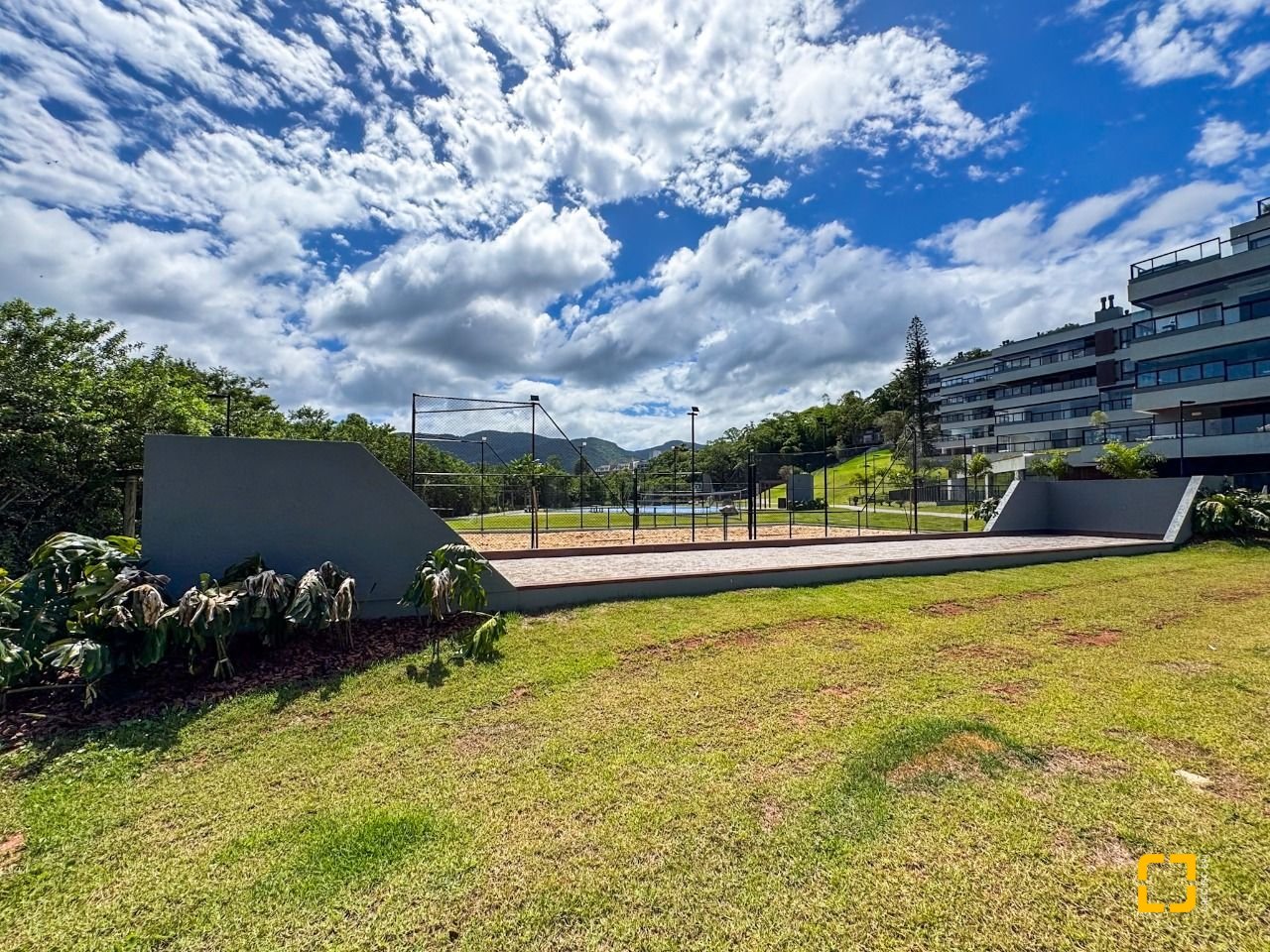 Apartamento com 166m², 6 quartos (sendo 3 suítes), 3 garagens, no bairro João Paulo em Florianópolis