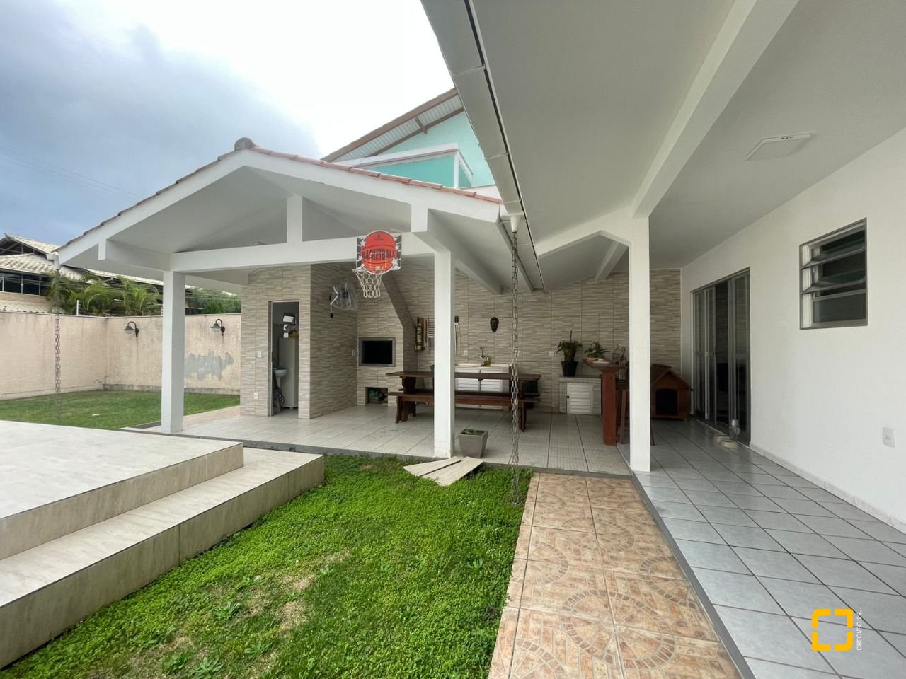 Casa com 210m², 5 quartos (sendo 2 suítes), 3 garagens, no bairro Ingleses em Florianópolis