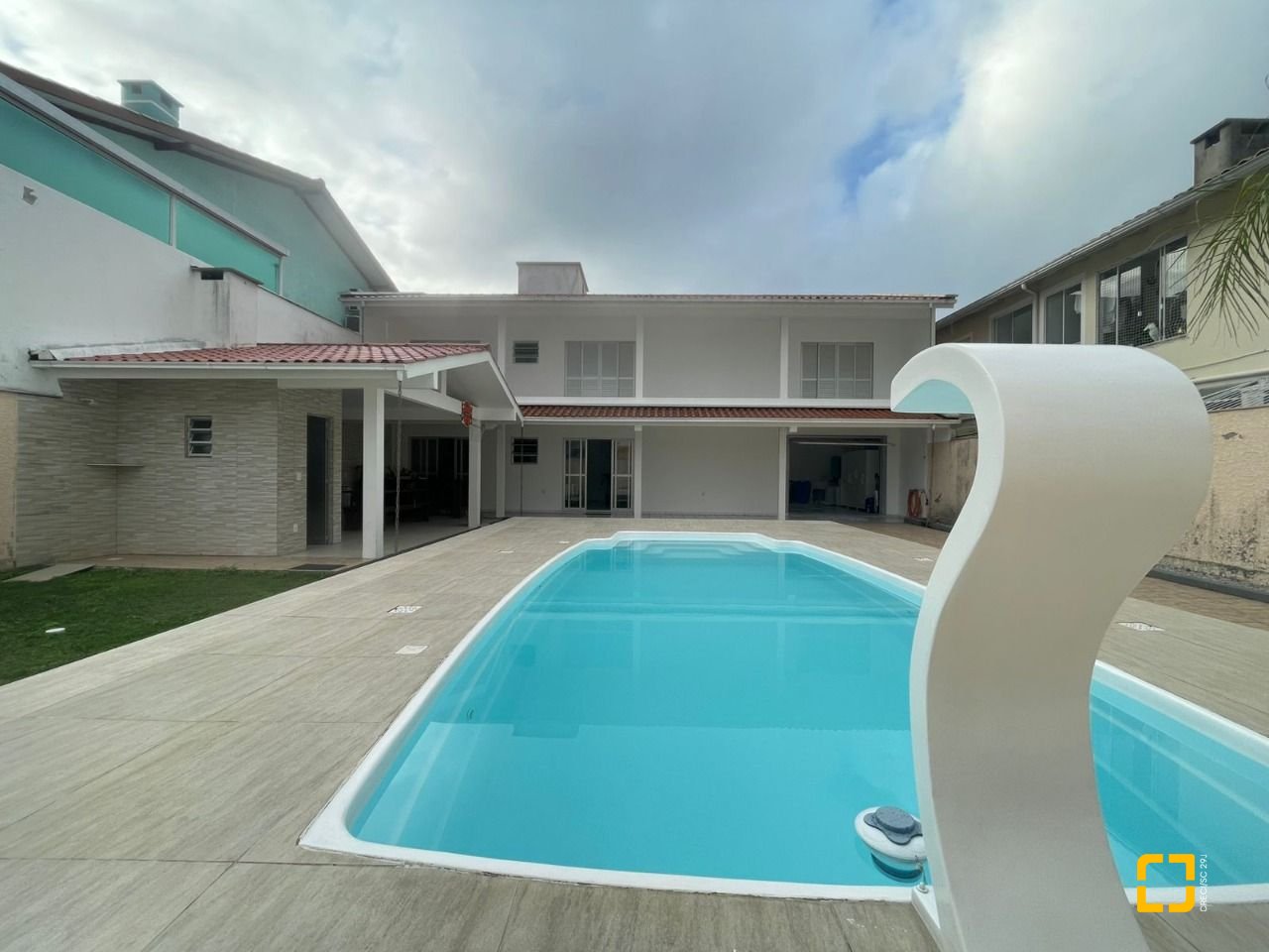 Casa com 210m², 5 quartos (sendo 2 suítes), 3 garagens, no bairro Ingleses em Florianópolis