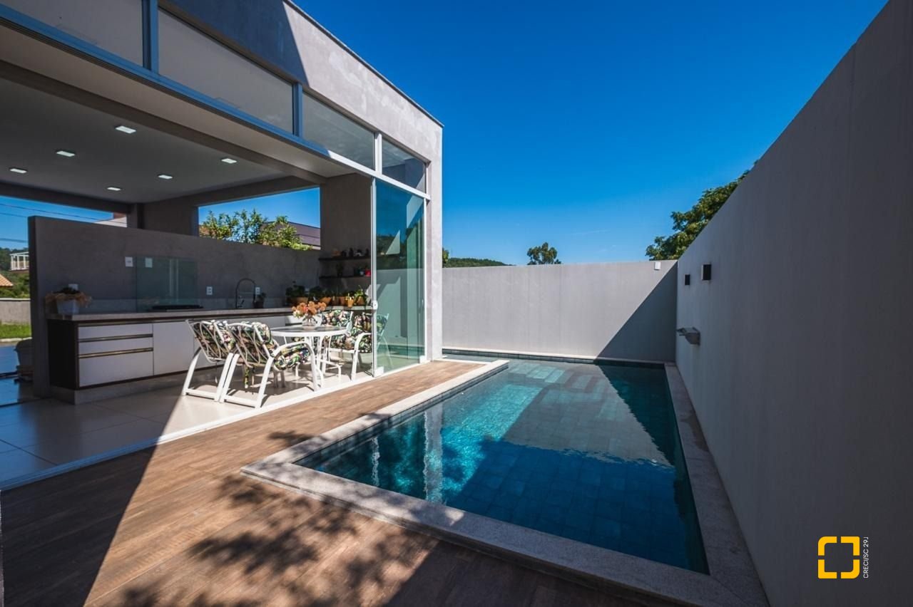 Casa de Condomínio com 287m², 8 quartos (sendo 4 suítes), 2 garagens, no bairro Vargem Grande em Florianópolis
