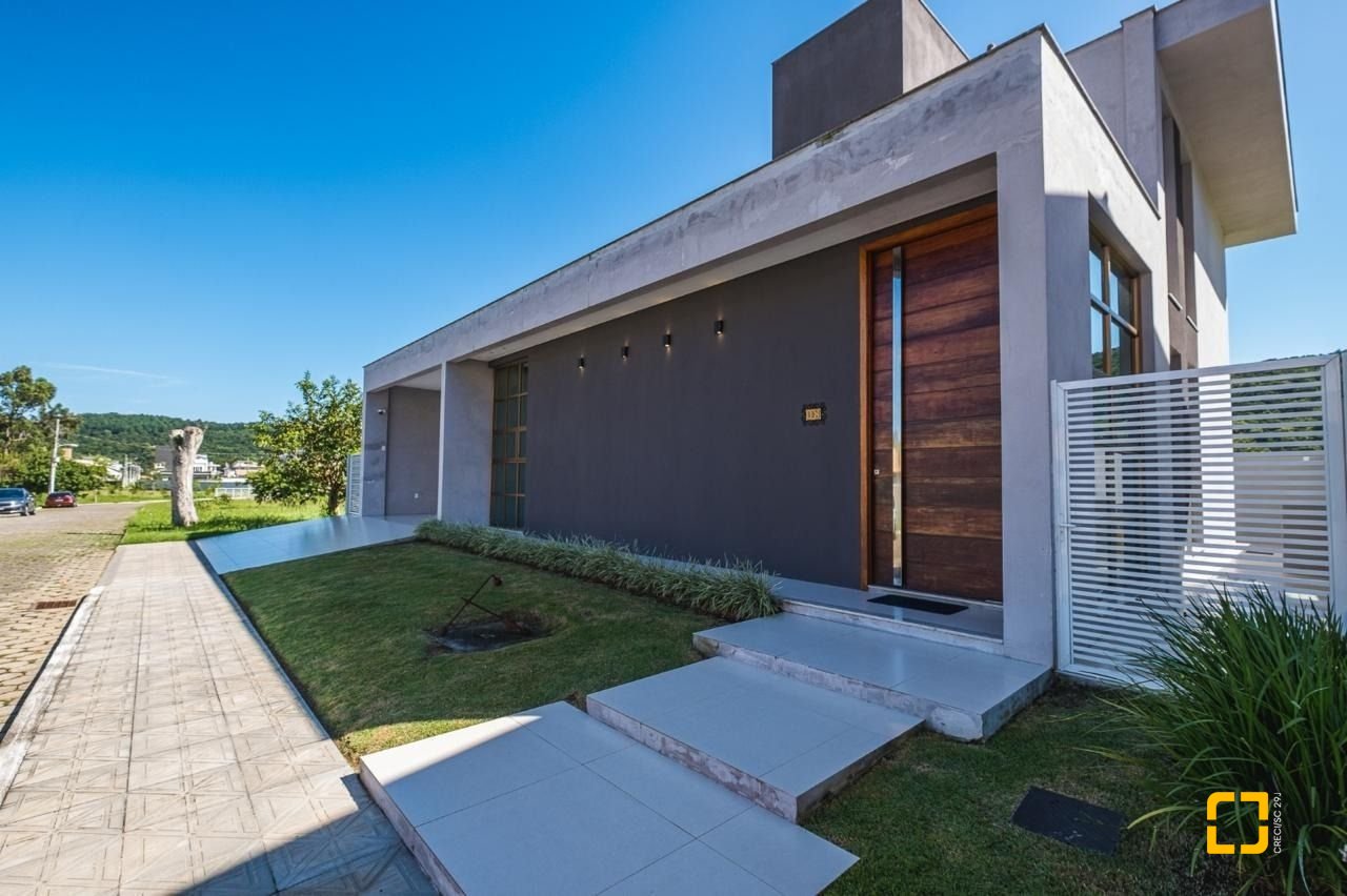Casa de Condomínio com 287m², 8 quartos (sendo 4 suítes), 2 garagens, no bairro Vargem Grande em Florianópolis