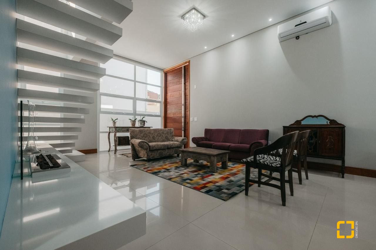 Casa de Condomínio com 287m², 8 quartos (sendo 4 suítes), 2 garagens, no bairro Vargem Grande em Florianópolis