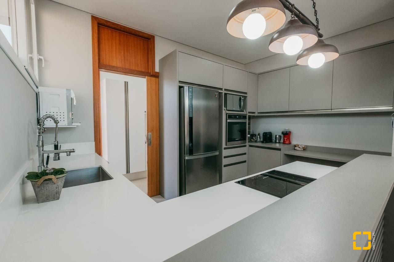 Casa de Condomínio com 287m², 8 quartos (sendo 4 suítes), 2 garagens, no bairro Vargem Grande em Florianópolis