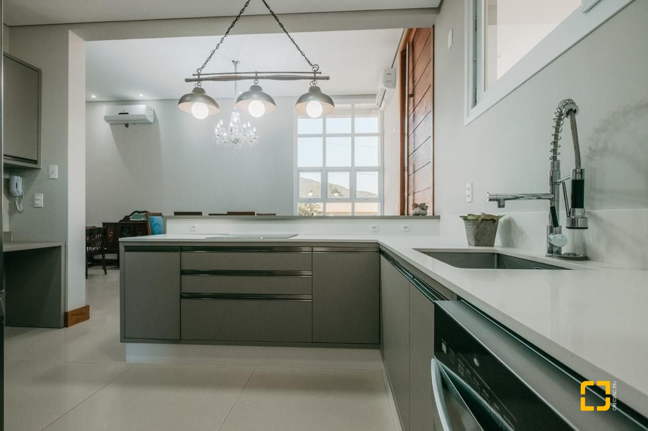 Casa de Condomínio com 287m², 8 quartos (sendo 4 suítes), 2 garagens, no bairro Vargem Grande em Florianópolis