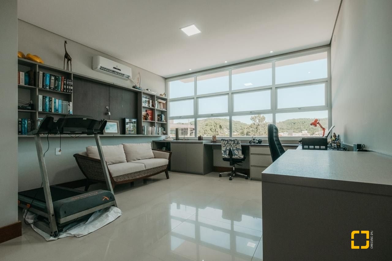 Casa de Condomínio com 287m², 8 quartos (sendo 4 suítes), 2 garagens, no bairro Vargem Grande em Florianópolis