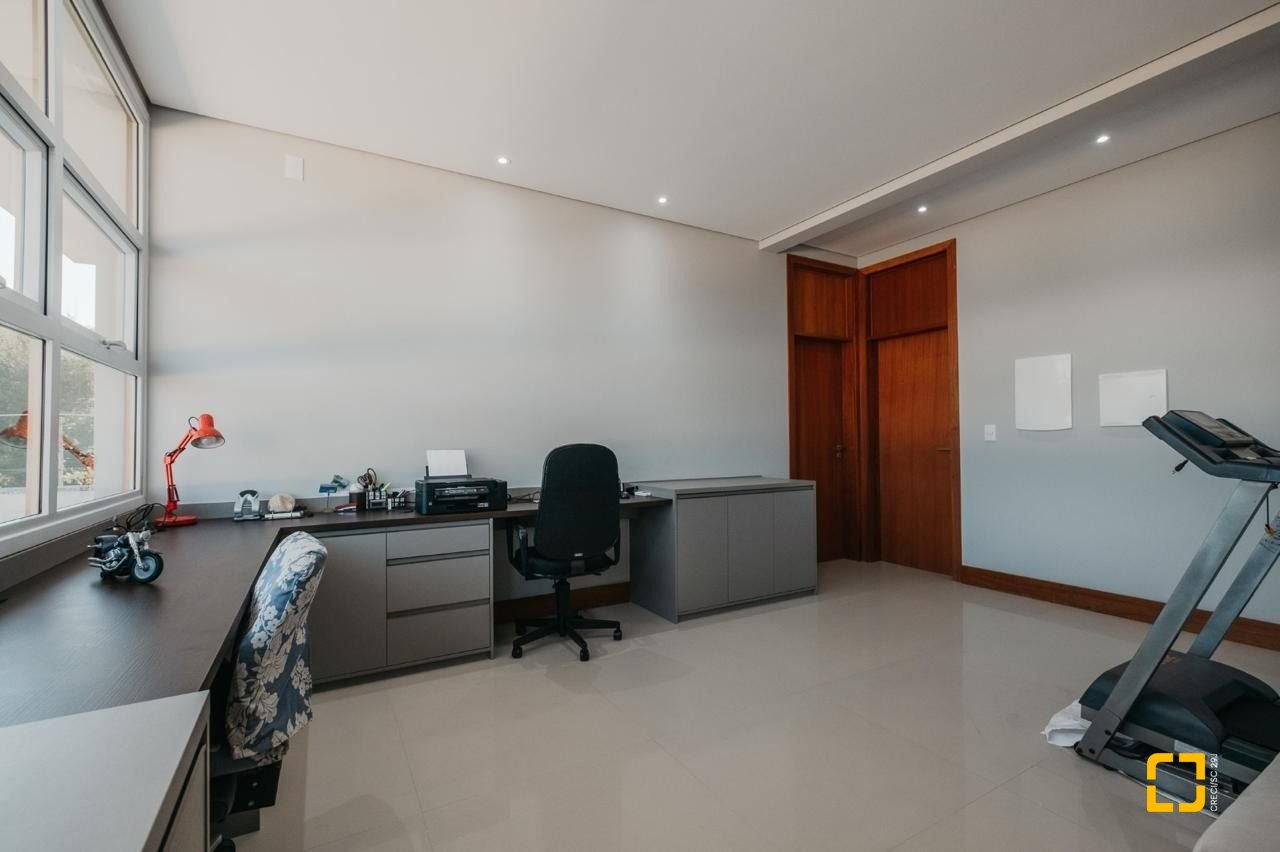 Casa de Condomínio com 287m², 8 quartos (sendo 4 suítes), 2 garagens, no bairro Vargem Grande em Florianópolis