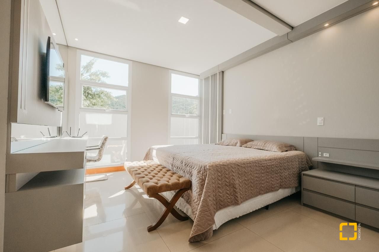Casa de Condomínio com 287m², 8 quartos (sendo 4 suítes), 2 garagens, no bairro Vargem Grande em Florianópolis
